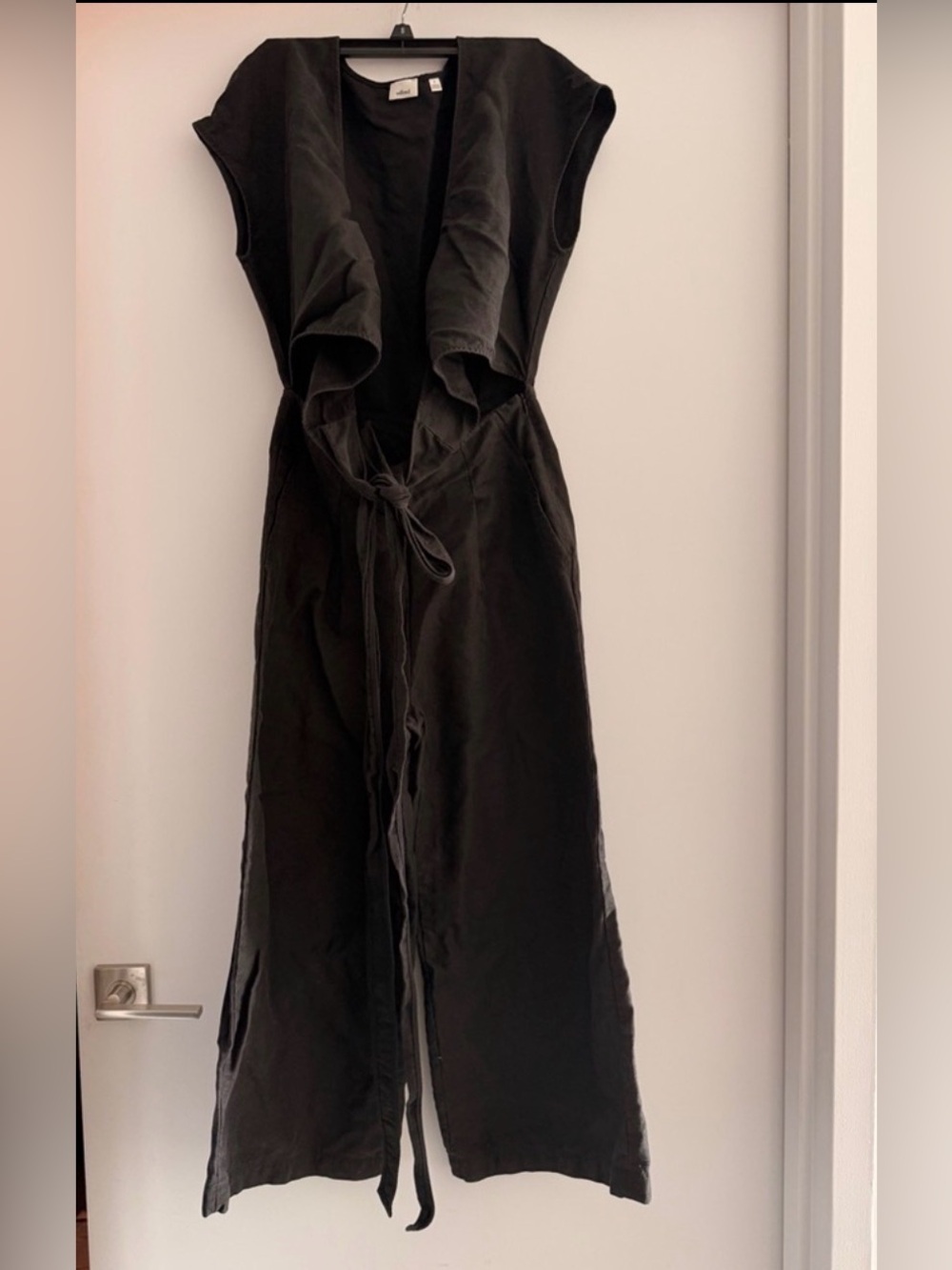 Aritzia Black Sleeveless Wide-Leg linen blend front tie Jumpsuit size 4
